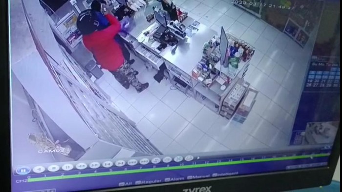 Detik-detik perampok todongkan pistol di minimarket Desa Danasri, Kecamatan Nusawungu, Kabupaten Cilacap, Jumat (18/3/2023).