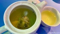 Santap dimsum di Super Yumcha makin lengkap dengan segelas teh China. Ini teh chrysanthemum Rp 15.000 per gelas dengan aroma bunganya benar-benar memanjakan selera.  