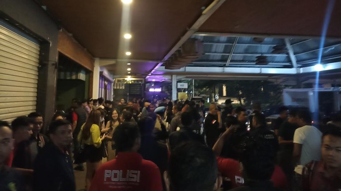 Direktorat Reserse Narkoba Polda Metro Jaya membubarkan beberapa tempat hiburan malam jelang Ramadan yang berlokasi di wilayah Jakarta Selatan (Jaksel). Pengunjung tampak berhamburan saat petugas membubarkan.