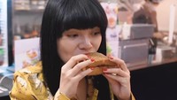 Dinar Candy adalah sosok DJ yang hobi kulineran. Berbagai jenis hidangan disantapnya dengan lahap seperti sandwich yang disajikan untuknya. Foto: Instagram/dinar_candy