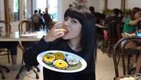 Dinar Candy paling suka makan makanan tradisional. Kue lumpur menjadi camilan jajanan pasar yang paling dinikmatinya. Foto: Instagram/dinar_candy