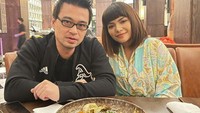 Makan bersama menjadi salah satu cara Dinar Candy menyambut temannya. Semangkuk salad yang segar dipesan untuk dinikmati keduanya. Foto: Instagram/dinar_candy