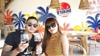 Beach Club menjadi tempat pertemuan Dinar Candy dengan temannya. Segelas wine menjadi minuman yang dipesan keduanya untuk menyegarkan tenggorokan. Foto: Instagram/dinar_candy