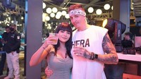 Menyambut temannya yang datang dari luar negeri, dirinya memesan sebuah minuman yang menyegarkan. Keduanya tampak menikmati suasana di lounge bersama. Foto: Instagram/dinar_candy
