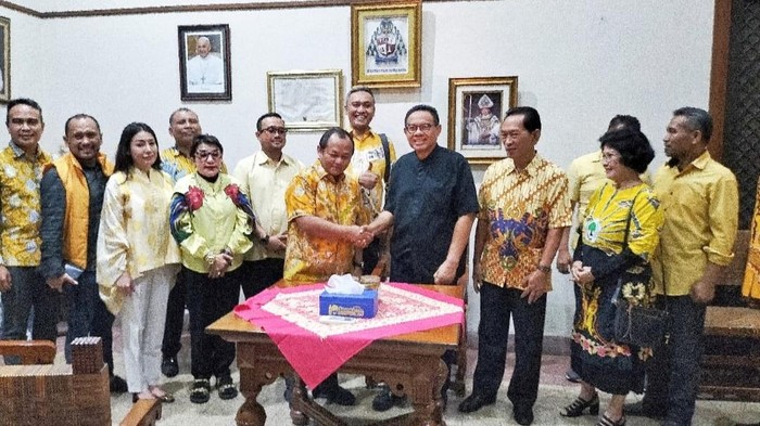 DPD Golkar Jatim bersilaturahmi dengan Keuskupan Surabaya di Gereja Katedral Hati Kudus Yesus