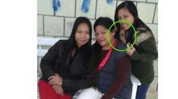 Siapa yang mengintip di antara wanita itu? Foto: Reddit