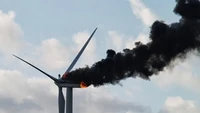 Ini salah satu momen menyeramkan yang tertangkap kamera. Dua pekerja, tanpa daya hanya bisa berpelukan saat turbin terbakar. (Foto: Reddit)