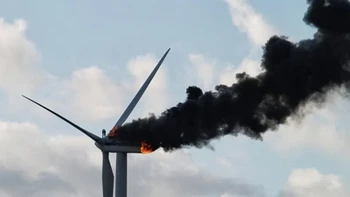 Dua pekerja saling berpelukan menunggu ajal saat terjebak di atas turbin yang terbakar. Foto: Reddit