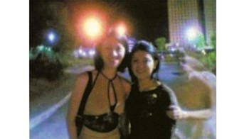 Ada yang merangkul tangan cewek di sebelah kanan. Foto: Reddit