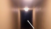 Sosok pada foto ini memang awalnya agak sulit ditemukan. Namun, saat di-zoom dan tingkat kecerahan dinaikkan, akan terlihat sosoknya. Hii... (Foto: Reddit)