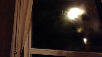 Lihat noda tangan di jendela. Keanehan pertama, posisi jendela ada di lantai 3. Pemilik rumah mengaku meninggalakn ruangan tersebut hanya satu menit, begitu kembali dia menemukan cetangan tangan tersebut di jendela. Foto: Reddit