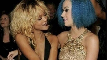  Lihatlah kanan bawah foto ini (di bawah kursi Katy). Lihat penampakannya... Foto: Reddit