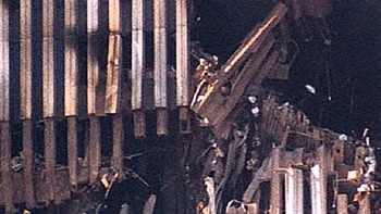 Wanita berdiri di pinggir dinding saat gedung WTC ditabrak pesawat pada tragedi 11 September, Foto: Reddit