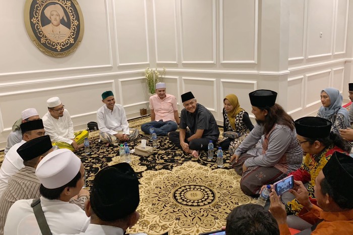 Ganjar Pranowo Ziarah Makam Walisongo