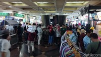 Penutupan Pasar Tanah Abang dalam rangka libur Lebaran setiap bloknya akan berbeda. Untuk Blok B hanya tutup dari 22-25 April 2023, sedangkan 26 April 2023 sudah beroperasional lagi seperti biasa. Belia/detikcom