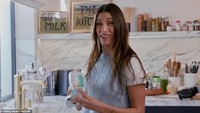Tampilan dapur Hailey Bieber tampak mewah. Konsepnya minimalis dengan peralatan dapur yang sangat lengkap. Foto: YouTube