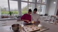 Salah satu momen kebersamaan pasangan ini terlihat saat membuat cookies bersama di dapurnya yang minimalis. Peralatan dapur miliknya didominasi warna yang senada, yaitu silver. Foto: YouTube