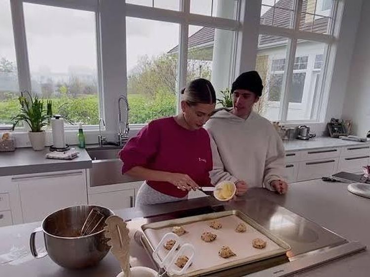 Dapur Hailey Bieber yang Minimalis, Biasa Dipakai Masak Bareng Justin Bieber