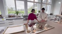 Peralatan dapur milik Hailey terlihat profesional. Ia menggunakan kompor tanam, dan mixernya juga yang bagus. Terbukti kalau Hailey jago memasak dan membuat kue. Foto: YouTube
