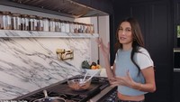 Hailey Bieber, istri Justin Bieber yang juga seorang model. Hailey diketahui doyan memasak dan kerap ditampilkan dalam video YouTube miliknya.Foto: YouTube