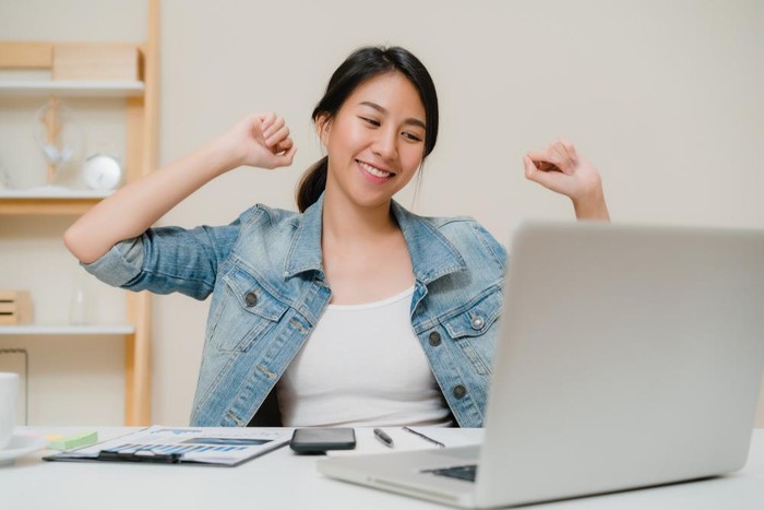 Ilustrasi Bekerja Depan Laptop atau dari Rumah