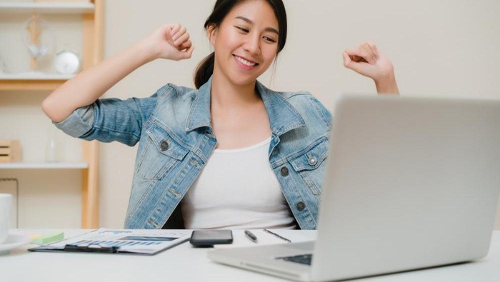 Ilustrasi Bekerja Depan Laptop atau dari Rumah