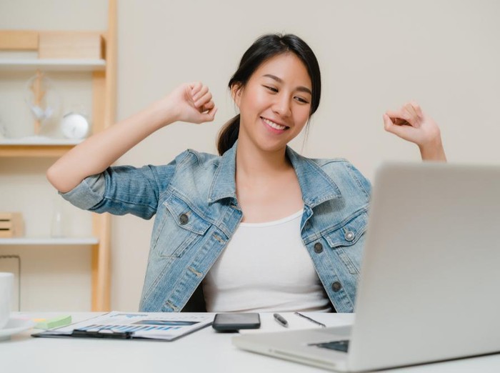 Ilustrasi Bekerja Depan Laptop atau dari Rumah