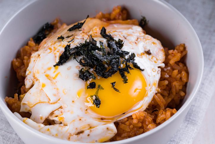Jago Masak, DO EXO Bagikan Resep Nasi Goreng Kimchi Favorit