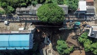 Petugas kepolisian memberlakukan sistem buka tutup pada perbaikan ruas jalan yang amblas tersebut sehingga ditargetkan bisa rampung dalam delapan bulan ke depan. 