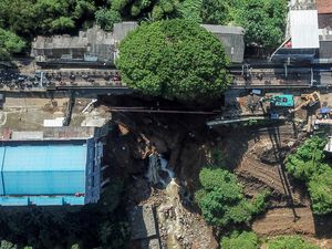 Jalan Bogor-Sukabumi yang Amblas Diperbaiki