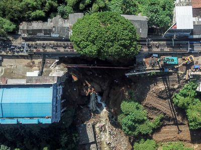 Jalan Bogor-Sukabumi yang Amblas Diperbaiki