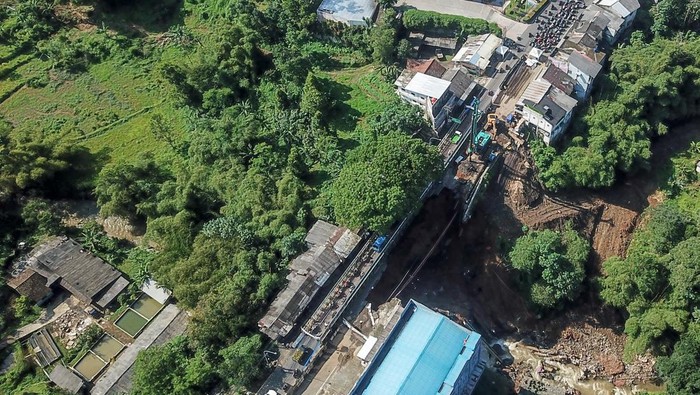 Jalan Bogor-Sukabumi yang Amblas Mulai Diperbaiki Foto udara perbaikan ruas jalan nasional Bogor-Sukabumi yang amblas di Cikereteg, Kabupaten Bogor, Jawa Barat, Sabtu (18/3/2023). Petugas kepolisian memberlakukan sistem buka tutup pada perbaikan ruas jalan yang amblas tersebut sehingga ditargetkan bisa rampung dalam delapan bulan ke depan. ANTARA FOTO/Raisan Al Farisi/nym.