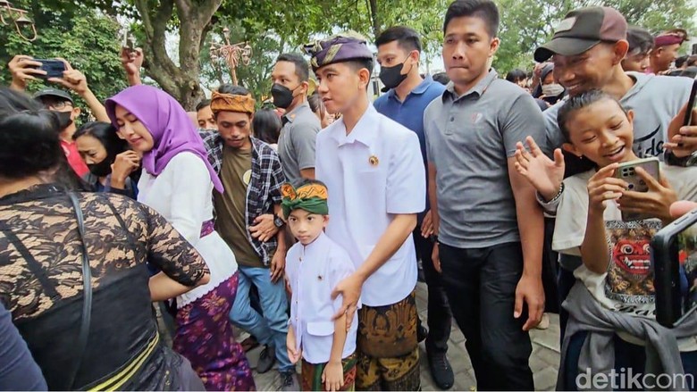 Jan Ethes Srinarendra ikut pawai ogoh-ogoh di Solo Jan Ethes Srinarendra ikut pawai ogoh-ogoh di Solo, Jumat (18/3/2023).