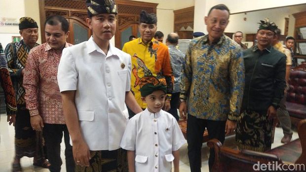 Jan Ethes Srinarendra mengikuti pawai ogoh-ogoh di Kota Solo Jan Ethes Srinarendra mengikuti pawai ogoh-ogoh di Kota Solo, Jumat (18/3/2023).