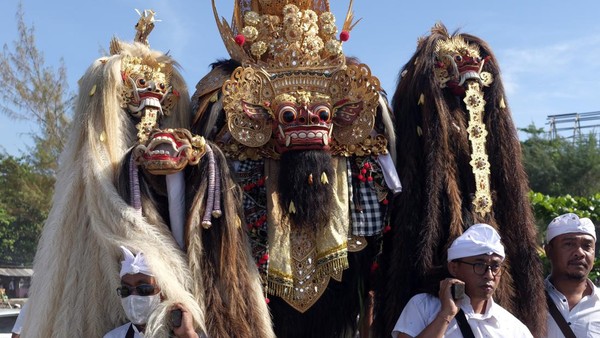 Sejumlah Umat Hindu membawa benda-benda sakral saat megnikuti upacara Melasti di Pantai Padang Galak, Denpasar, Bali, Sabtu (18/3/2023). Sejumlah Umat Hindu membawa benda-benda sakral saat megnikuti upacara Melasti di Pantai Padang Galak, Denpasar, Bali, Sabtu (18/3/2023).Â