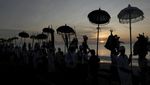 Jelang Nyepi, Umat Hindu Bali Menyucikan Diri Melalui Upacara Melasti