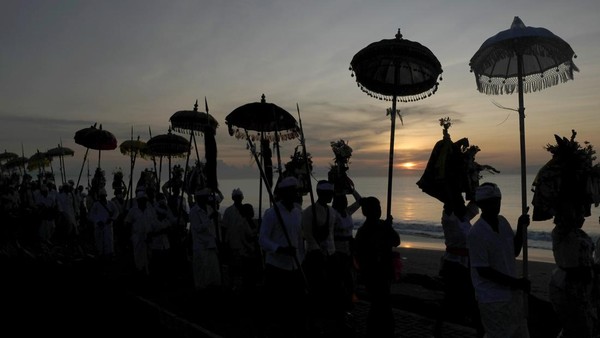 Dalam Babad Bali, Melasti disebutkan merupakan rangkaian hari raya Nyepi dan Melasti disebut melis atau mekiyis. Pelaksanaan ini dilakukan beberapa hari sebelum dilaksanakan tawur kesanga untuk memohon kesejahteraan alam dan lingkungan menjelang pergantian tahun Saka.