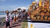 Upacara melasti selalu diadakan di sumber air seperti tepi danau dan tepi pantai. Hal ini karena umat Hindu percaya bahwa sumber air ini dianggap sebagai asal tirta amerta atau air kehidupan, yang dapat menghilangkan kotoran dan membersihkan diri.