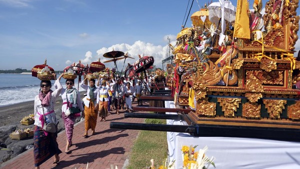 Upacara melasti selalu diadakan di sumber air seperti tepi danau dan tepi pantai. Hal ini karena umat Hindu percaya bahwa sumber air ini dianggap sebagai asal tirta amerta atau air kehidupan, yang dapat menghilangkan kotoran dan membersihkan diri.