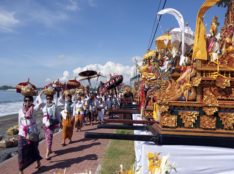Jelang Nyepi, Umat Hindu Bali Menyucikan Diri Melalui Upacara Melasti