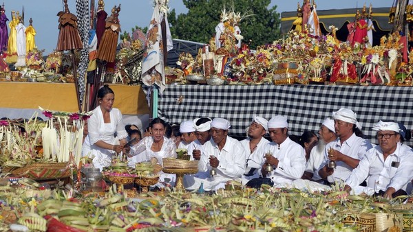 Melasti ditetapkan sebagai warisan budaya tak benda Indonesia sejak tahun 2010 karena keunikannya. Melasti sendiri memiliki keterkaitan yang erat dengan Nyepi.