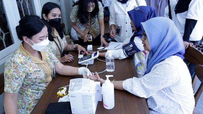 Kala Edukasi Keuangan dan Kesehatan Disatukan AXA Mandiri terus berkomitmen memberikan edukasi kesehatan dan literasi keuangan pada pelaku UMKM, di Rumah BUMN Bank Mandiri, Surabaya, Jumat (17/3/2023).