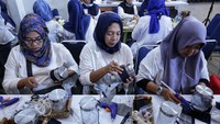 Selain memberikan edukasi kesehatan dan keuangan, Asuransi ini juga turut memberikan pelatihan kerajinan tangan guna meningkatkan kemampuan dan financial warga sekitar.