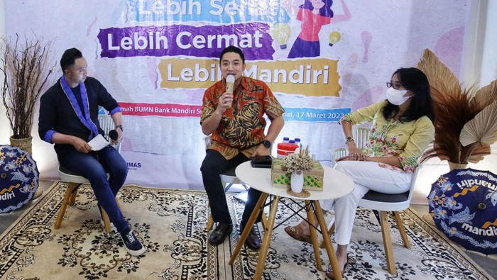 Kala Edukasi Keuangan dan Kesehatan Disatukan AXA Mandiri terus berkomitmen memberikan edukasi kesehatan dan literasi keuangan pada pelaku UMKM, di Rumah BUMN Bank Mandiri, Surabaya, Jumat (17/3/2023).
