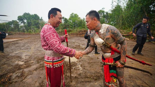 Kapolri Jenderal Sigit mendapatkan gelar patih dari masyarakat Dayak