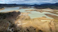 Sebuah pemandangan menunjukkan Danau Montbel yang sebagian kering di kaki Pegunungan Pyrenees, Prancis. REUTERS/SARAH MEYSSONNIER