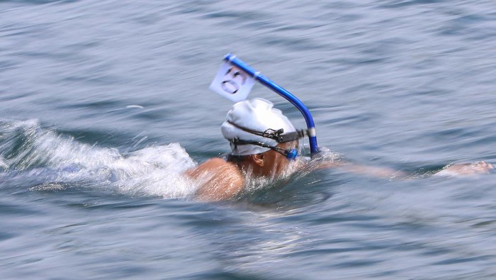 Peserta memacu kecepatan menuju garis finis saat mengikuti lomba renang Open Water Swimming Sabang Marine Festival 2023 di Teluk Kota Sabang, Aceh, Sabtu (18/3/2023). Lomba renang perairan itu digelar dalam rangka memeriahkan Sabang Marine Festival 2023 yang diikuti 27 peserta laki-laki dengan jarak tempuh 2.000 meter dan tujuh peserta perempuan dengan jarak 1.500 meter. ANTARA FOTO/Khalis Surry/nym.