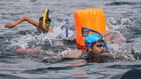 Peserta beradu kecepatan menuju garis finis saat mengikuti lomba renang Open Water Swimming Sabang Marine Festival 2023 di Teluk Kota Sabang, Aceh, Sabtu (18/3/2023).