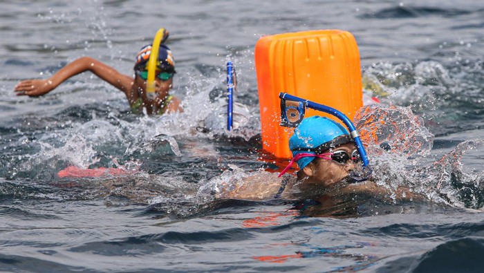 Keseruan Lomba Renang Sabang Marine Festival 2023 di Aceh Peserta memacu kecepatan menuju garis finis saat mengikuti lomba renang Open Water Swimming Sabang Marine Festival 2023 di Teluk Kota Sabang, Aceh, Sabtu (18/3/2023). Lomba renang perairan itu digelar dalam rangka memeriahkan Sabang Marine Festival 2023 yang diikuti 27 peserta laki-laki dengan jarak tempuh 2.000 meter dan tujuh peserta perempuan dengan jarak 1.500 meter. ANTARA FOTO/Khalis Surry/nym.