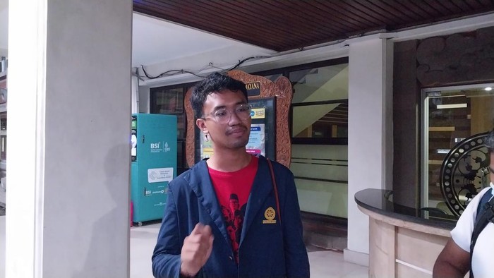 Ketua BEM PM Unud I Putu Bagus Padma Negara ditemui setelah pertemuan dengan Rektor Unud I Nyoman Gde Antara, di Gedung Rektorat Unud, Jimbaran, Badung, Jumat (17/3/2023).